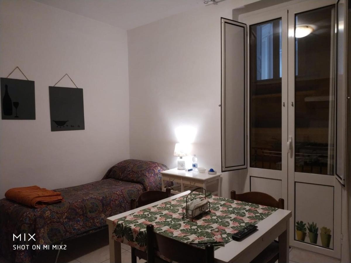 Camere Simili A Ostello Solo Per Uomini - Hostel-Like Rooms Only For Man Таранто Экстерьер фото