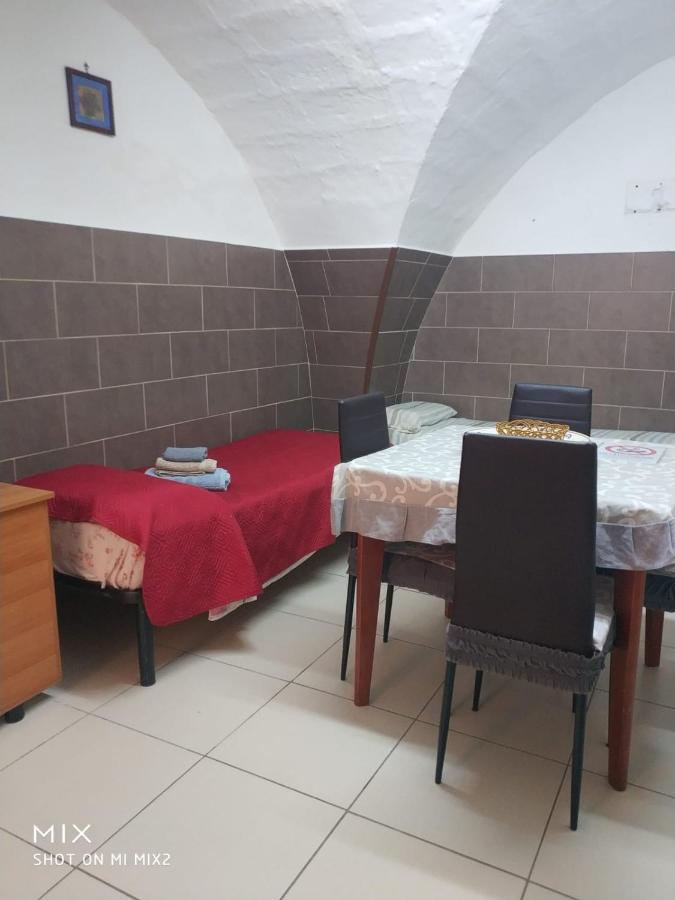Camere Simili A Ostello Solo Per Uomini - Hostel-Like Rooms Only For Man Таранто Экстерьер фото